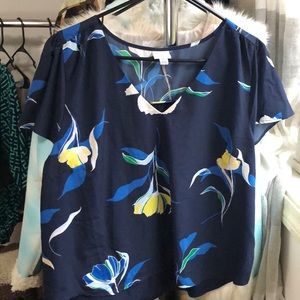 ⭐Woman’s v neck dress shirt - size XL